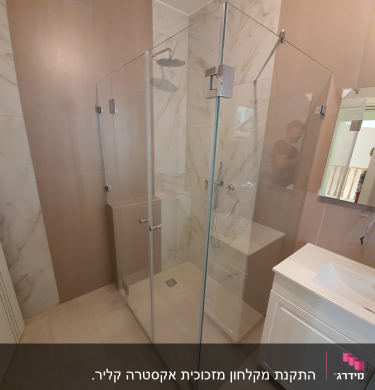 מקלחון זכוכית עם ראש מקלחת מתכתי